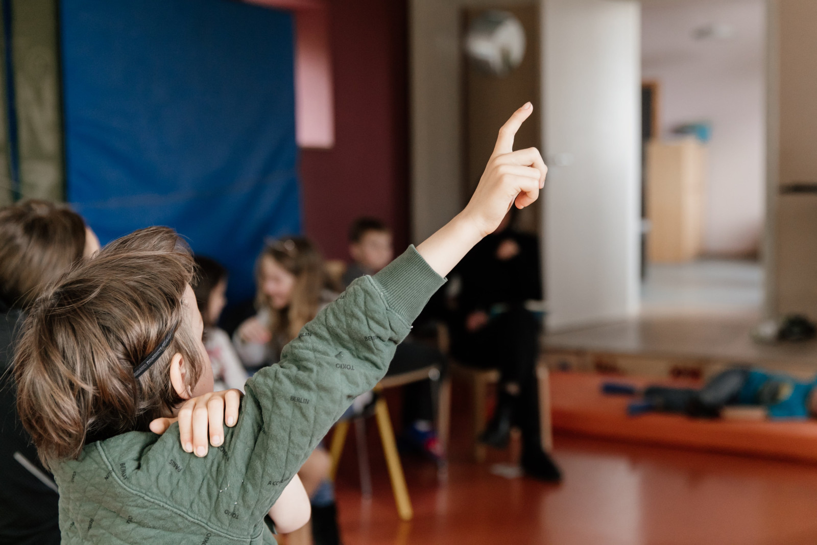 Kinder melden sich im Morgenkreis