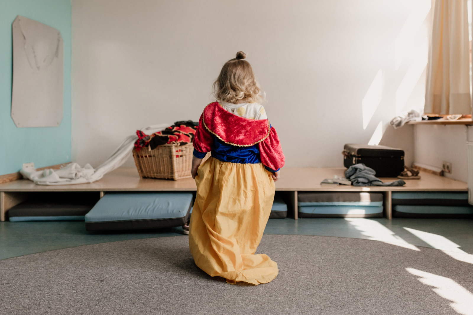 Ein Kind im Prinzessinnenkostüm im Gruppenraum