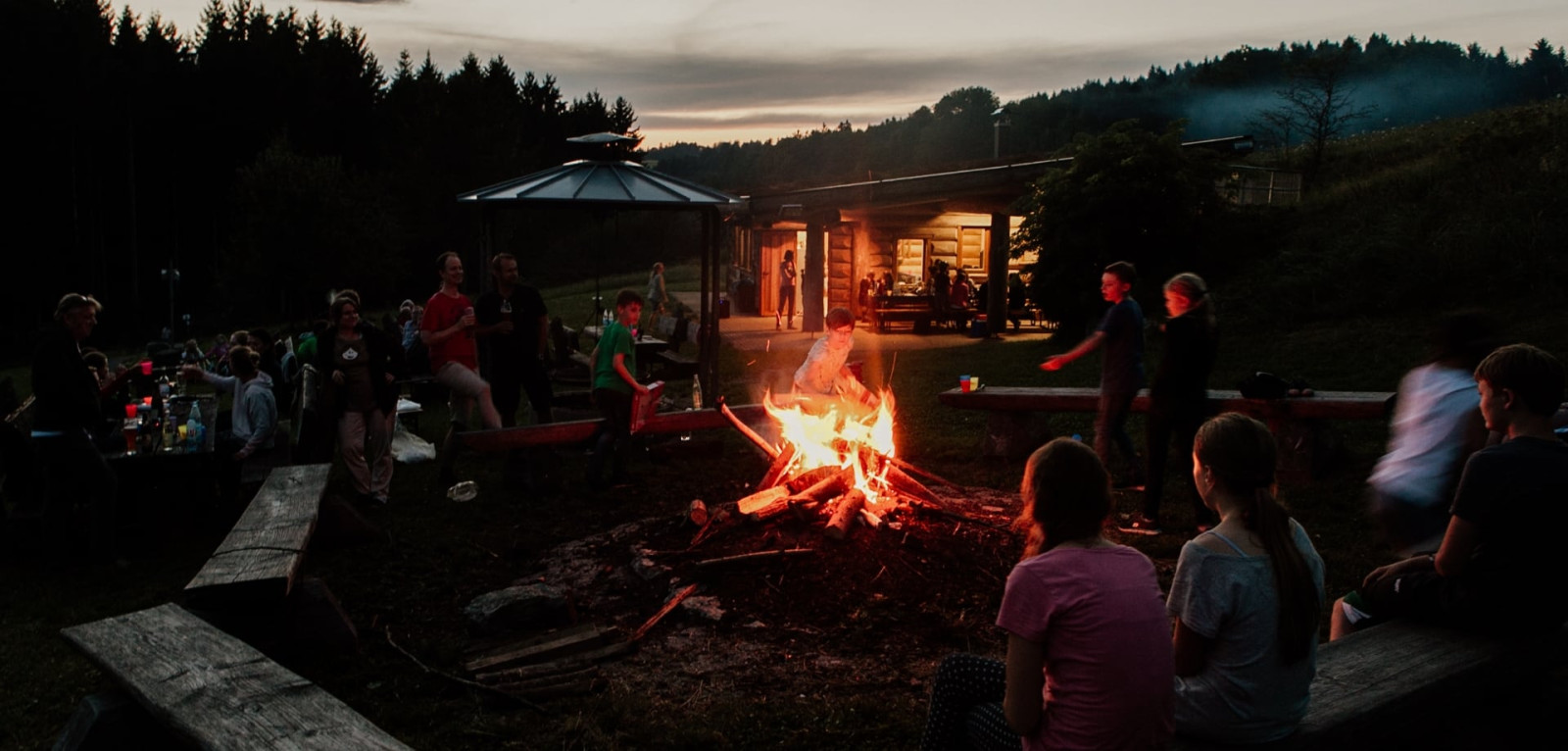 Lagerfeuer am Abend auf einer Freizeit